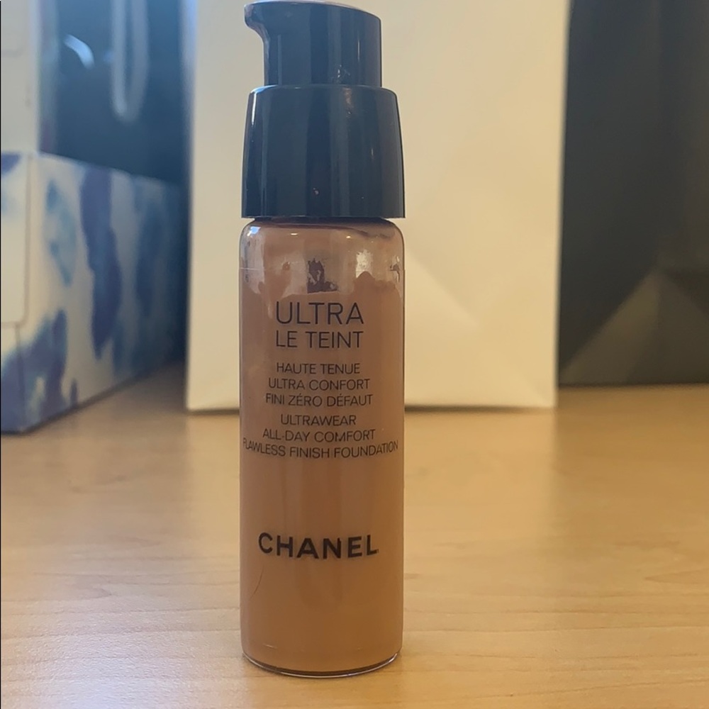 Chanel Ultra Le Teint Foundation B70